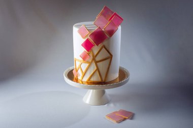 Sanat. Düğün pastası fondan ve Isomalt dekore edilmiş