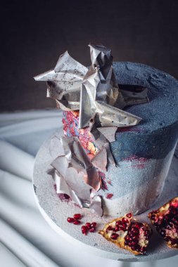 Düğün pastası metal plakalar ile dekore edilmiş çatı katı tarzında dekore edilmiş