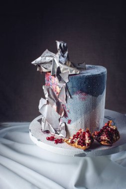 Düğün pastası metal plakalar ile dekore edilmiş çatı katı tarzında dekore edilmiş