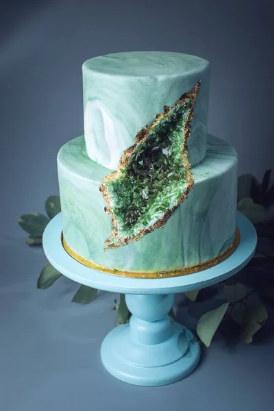 Γαμήλια τούρτα διακόσμηση όπως πέτρα μάρμαρο με σμαράγδια σε κοπή — Φωτογραφία Αρχείου
