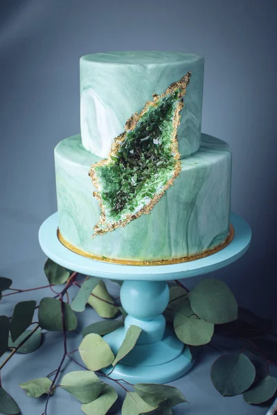 Pastel de boda decorado como mármol de piedra con esmeraldas en corte —  Fotos de Stock