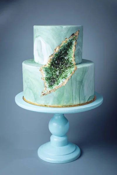 Tort weselny urządzone jak kamień marmur ze szmaragdami skrawania — Zdjęcie stockowe