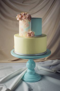 Sanat. Düğün pastası pastel pembe çiçekler stille dekore edilmiş