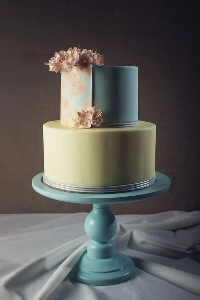 Obra. Bolo de casamento decorado em estilo pastel com flores rosa — Fotografia de Stock