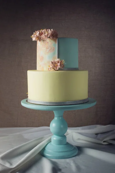 Obra. Bolo de casamento decorado em estilo pastel com flores rosa — Fotografia de Stock