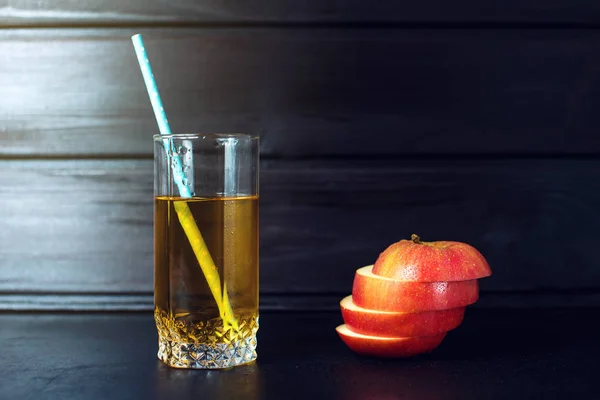 Glass of Apple juice with sliced Apple is on dark wood — Stock Photo, Image