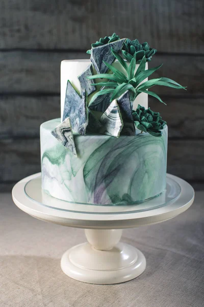 Pastel de boda decorado como un mármol de piedra con flores verdes —  Fotos de Stock