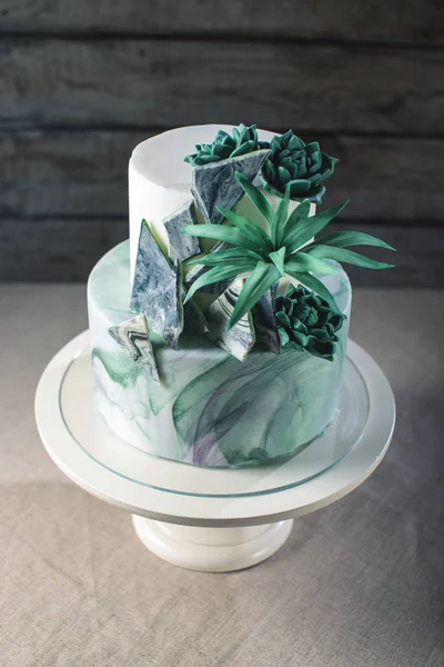 Pastel de boda decorado como un mármol de piedra con flores verdes —  Fotos de Stock