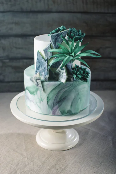 Pastel de boda decorado como un mármol de piedra con flores verdes —  Fotos de Stock