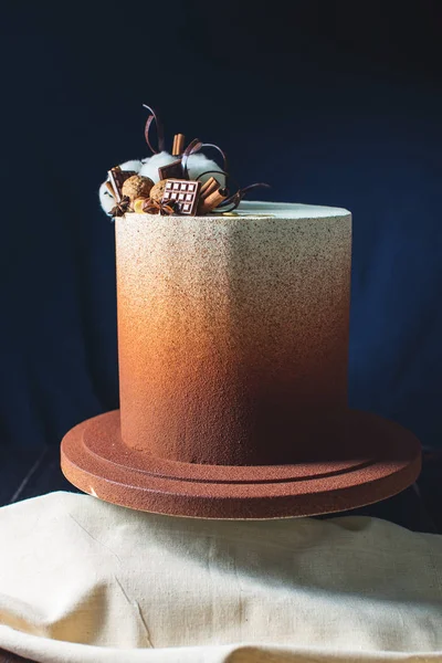 Γαμήλια τούρτα σοκολάτας πασπαλισμένη με κακάο και καρύδια, κανέλα — Φωτογραφία Αρχείου