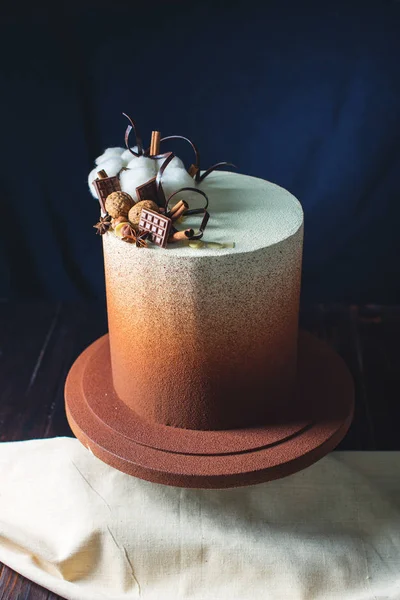 Γαμήλια τούρτα σοκολάτας πασπαλισμένη με κακάο και καρύδια, κανέλα — Φωτογραφία Αρχείου