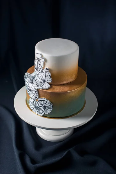 Svatební dort ozdoben zlato, zelené přechod s ručně kreslenou květy — Stock fotografie