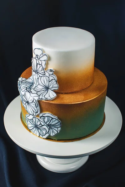 Pastel de boda decorado oro, gradiente verde con flores dibujadas a mano —  Fotos de Stock