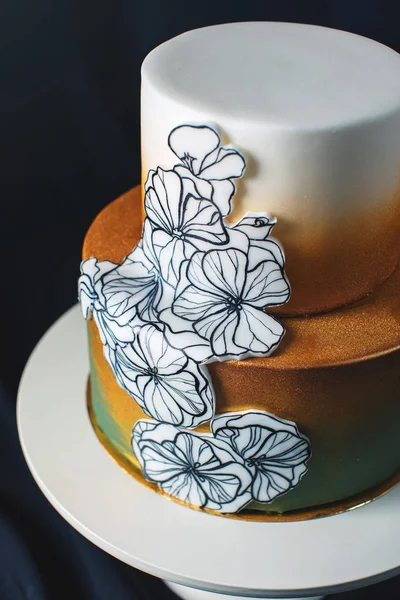 Pastel de boda decorado oro, gradiente verde con flores dibujadas a mano —  Fotos de Stock