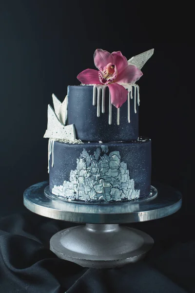Schwarze Hochzeitstorte mit weißer Schokolade und Orchideenblume — Stockfoto