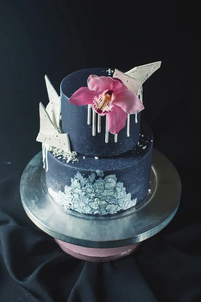Black Wedding cake decorated with white chocolate and Orchid flower — Stock Photo, Image