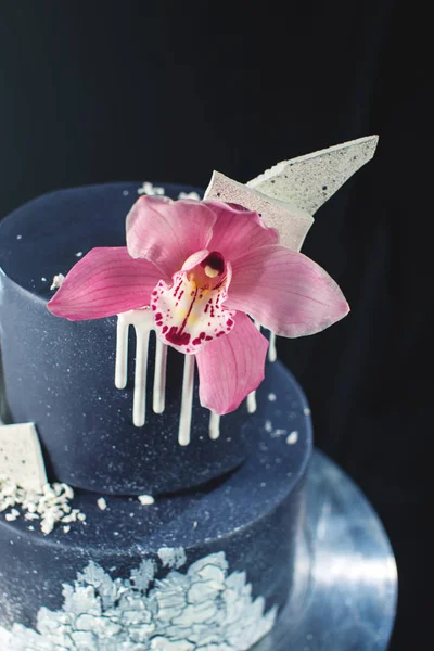 Pastel de boda negro decorado con chocolate blanco y flor de orquídea —  Fotos de Stock