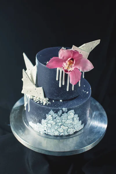 Pastel de boda negro decorado con chocolate blanco y flor de orquídea —  Fotos de Stock