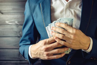 İşadamı, üye veya memur rüşvet cebine koyar