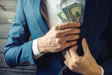 İşadamı, üye veya memur rüşvet cebine koyar