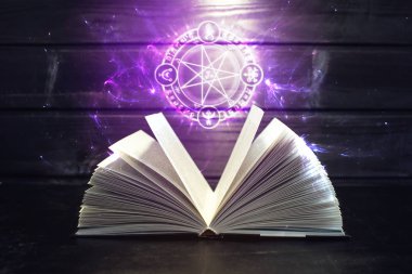 Işık ve sihirli işareti kitap masaya geliyor