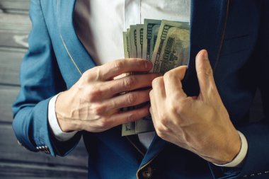 İşadamı, üye veya memur rüşvet cebine koyar