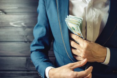 İşadamı, üye veya memur rüşvet cebine koyar