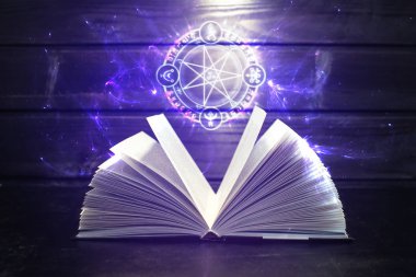 Işık ve sihirli işareti kitap masaya geliyor
