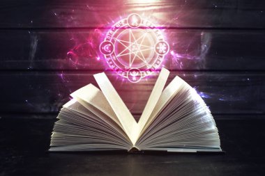 Işık ve sihirli işareti kitap masaya geliyor