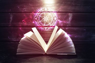Işık ve sihirli işareti kitap masaya geliyor