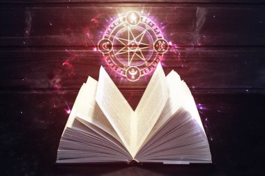 Işık ve sihirli işareti kitap masaya geliyor
