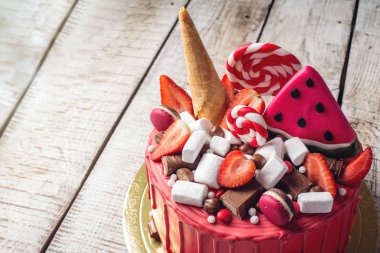 Güzel tatil kırmızı tatlı kek çilek ve karpuz