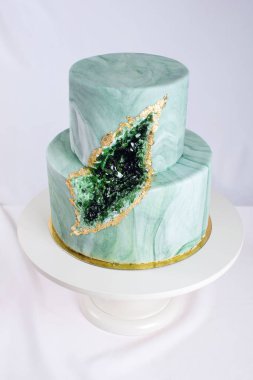 Düğün pastası gibi taş mermer kesim zümrütleri ile dekore edilmiş