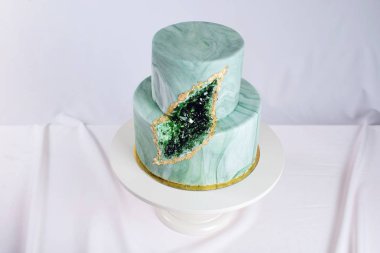 Düğün pastası gibi taş mermer kesim zümrütleri ile dekore edilmiş