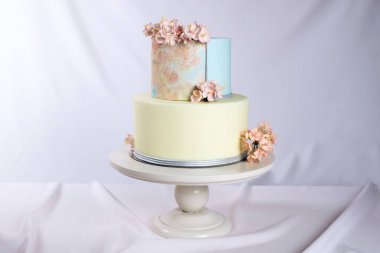 Sanat. Düğün pastası pastel pembe çiçekler stille dekore edilmiş