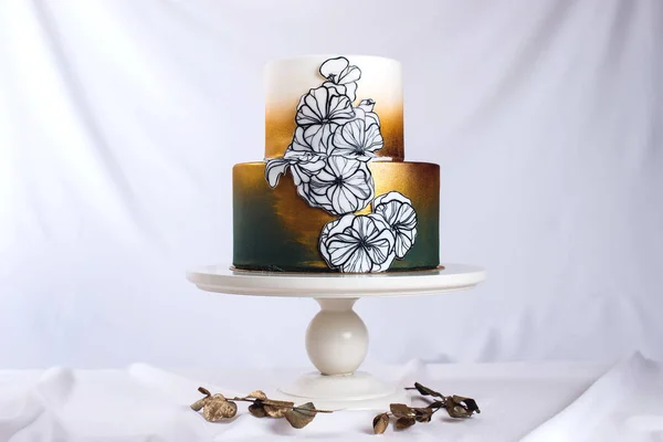 Tort weselny zdobione złoty, zielony gradient z ręcznie rysowane kwiaty — Zdjęcie stockowe