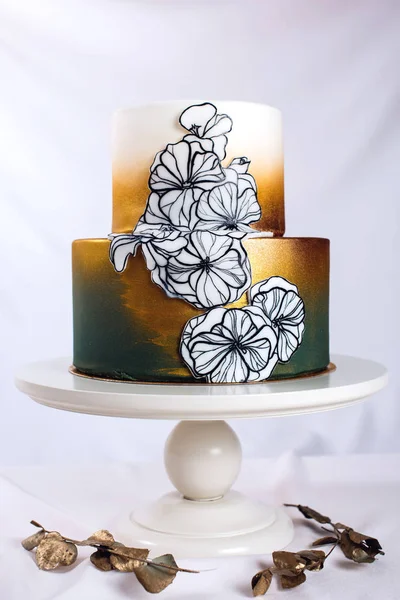 Düğün pastası altın, yeşil degrade elle çizilmiş çiçeklerle süslenmiş — Stok fotoğraf