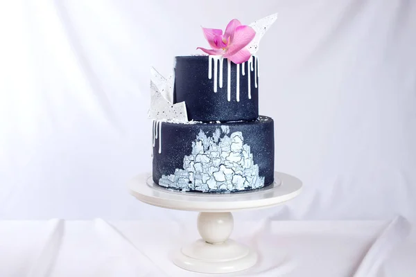 Pastel de boda negro decorado con chocolate blanco y flor de orquídea —  Fotos de Stock