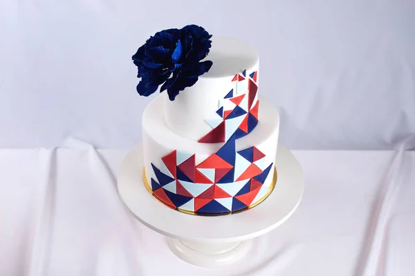 Beautiful wedding cake decorated with large blue rose on top — Stock Photo, Image