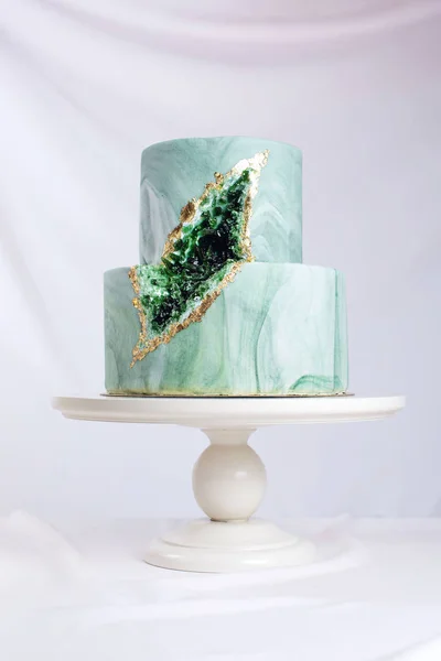 Pastel de boda decorado como mármol de piedra con esmeraldas en corte —  Fotos de Stock