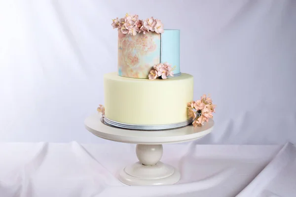 图稿。婚礼蛋糕装饰有粉红色花朵的柔和风格 — 图库照片