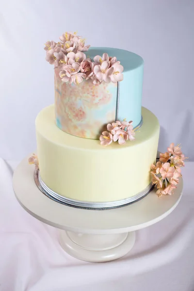 Obra. Bolo de casamento decorado em estilo pastel com flores rosa — Fotografia de Stock