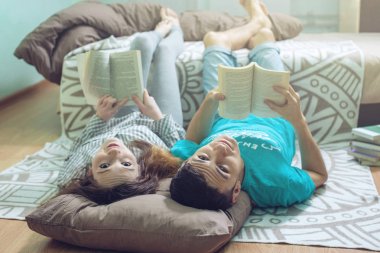 Yerde yatarken ve kaldırma bir çift güzel okuma bacaklar