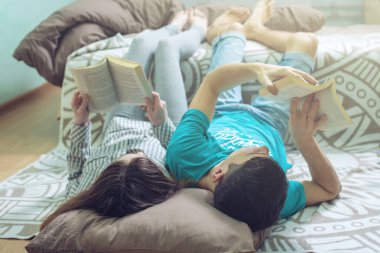 Yerde yatarken ve kaldırma bir çift güzel okuma bacaklar