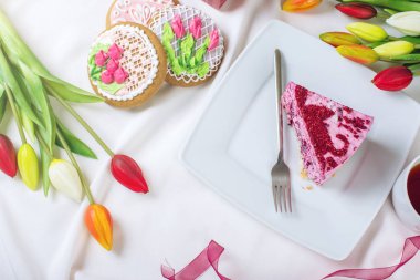 Şirin tebrik kartı tatlı fincan kahve ve Lale ile