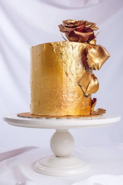 Düğün pastası altın, yeşil degrade elle çizilmiş çiçeklerle süslenmiş