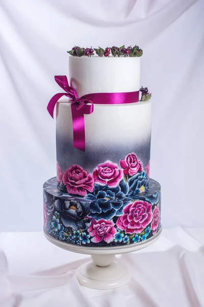 Свадебный торт, украшенный в деревенском стиле синими и фиолетовыми розами — стоковое фото
