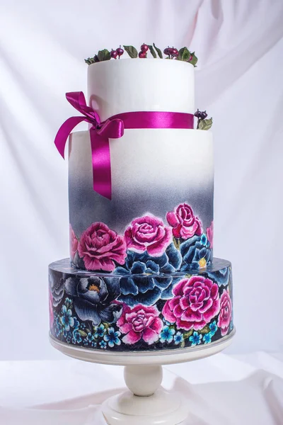 Bröllopstårta ornamenterad i rustik stil blå och lila rosor — Stockfoto
