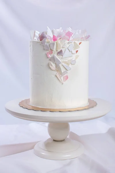 Художня робота. Весільний торт прикрашений помадкою та ізомальтом — стокове фото