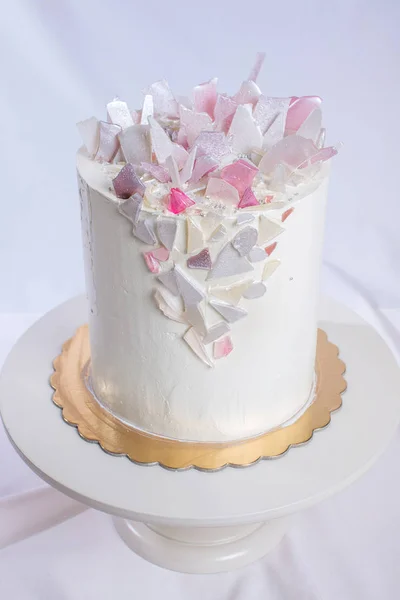 Artwork. Wedding cake decorated with fondant and isomalt — Stock Photo, Image